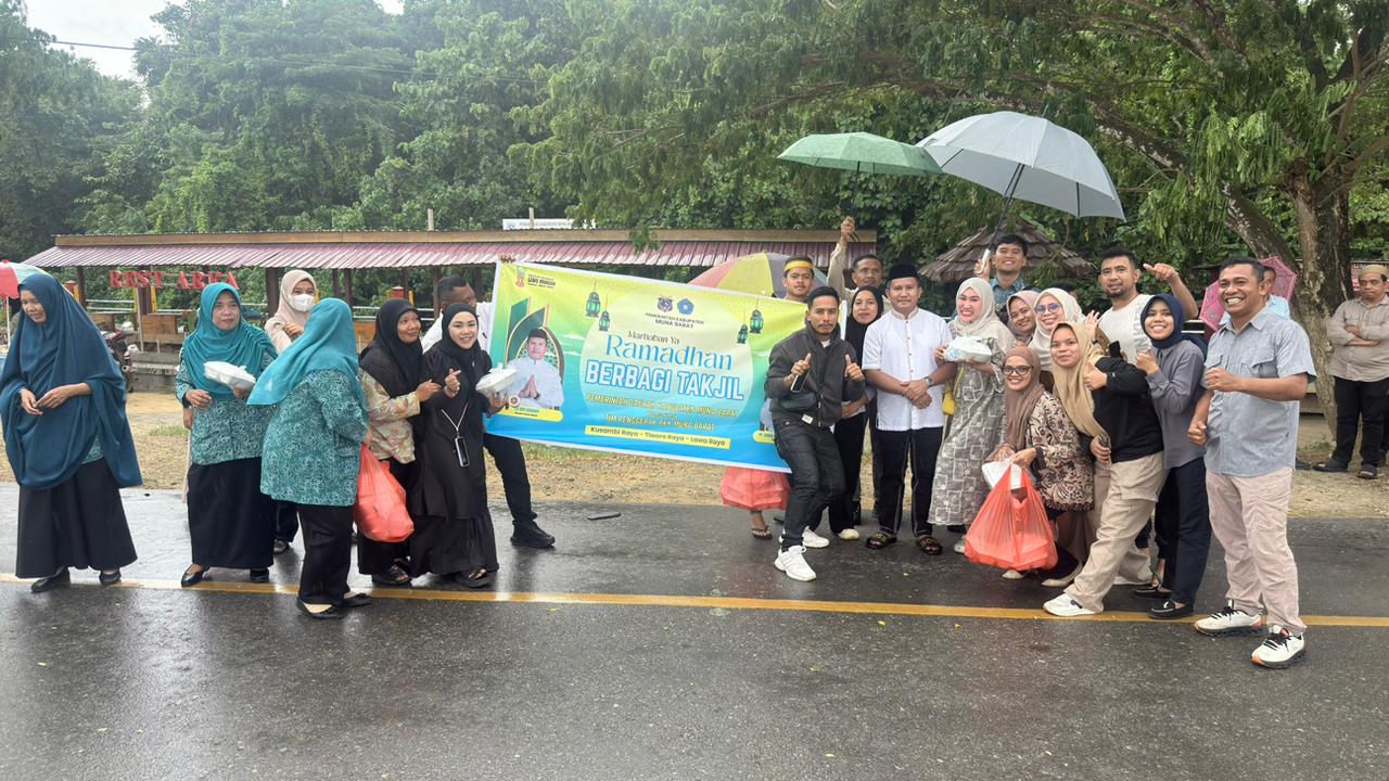 Bupati Muna Barat bersama  Ketua TP-PKK Muna Barat Bagikan 300 Paket Takjil