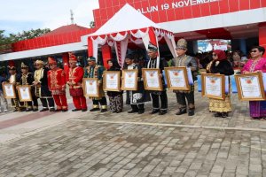 Gubernur Serahkan Penghargaan Bergengsi Usai Pimpin Upacara HUT Sultra Ke-61