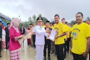 Bupati Muna Barat Serahkan Bantuan Sektor Pertanian Usai Upacara 17 Agustus 2025 di Lapangan Wamelai