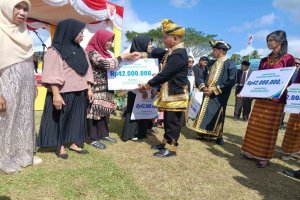 Bupati Muna Barat Serahkan Santunan Jaminan Kematian BPJS Ketenagakerjaan kepada 10 Keluarga Pekerja Rentan