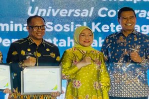 Pj Bupati Muna Barat Terima Penghargaan BPJS Ketenagakerjaan: Pengakuan atas Komitmen Perlindungan Pekerja