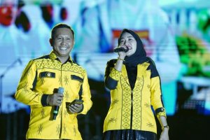 Ikuti Lomba Karaoke Eksekutif, Bupati Muna Barat Lantunkan Tembang Spesial untuk Sang Istri