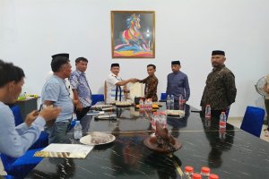 Pemkab Muna Barat Serahkan Sertifikat Lahan Pembangunan Gudang Bulog