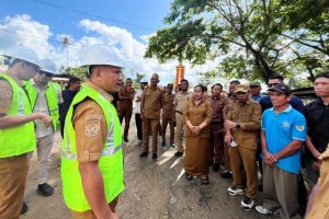 Bupati Muna Barat Tinjau MC-0 Proyek Perbaikan Dua Ruas Jalan di Tiworo