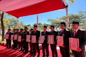 Hadiri Peringatan HUT Bhayangkara ke-80 di Polres Muna, Bupati Muna Barat Terima Penghargaan