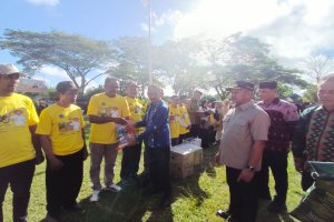 Pemkab Muna Barat Serahkan Insentif MTQ, SK PPPK, dan Bantuan Alsintan Saat Apel Gabungan
