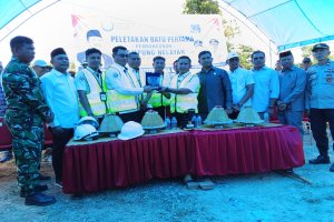 Bupati Muna Barat Letakkan Batu Pertama Pembangunan Kampung Nelayan Merah Putih di Desa Lasama