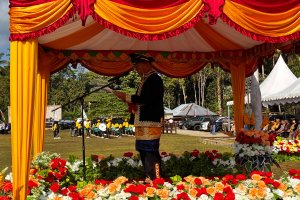 Dihadiri Gubernur Sultra, Upacara HUT ke-12 Muna Barat Berlangsung Khidmat di Lapangan Wamelai